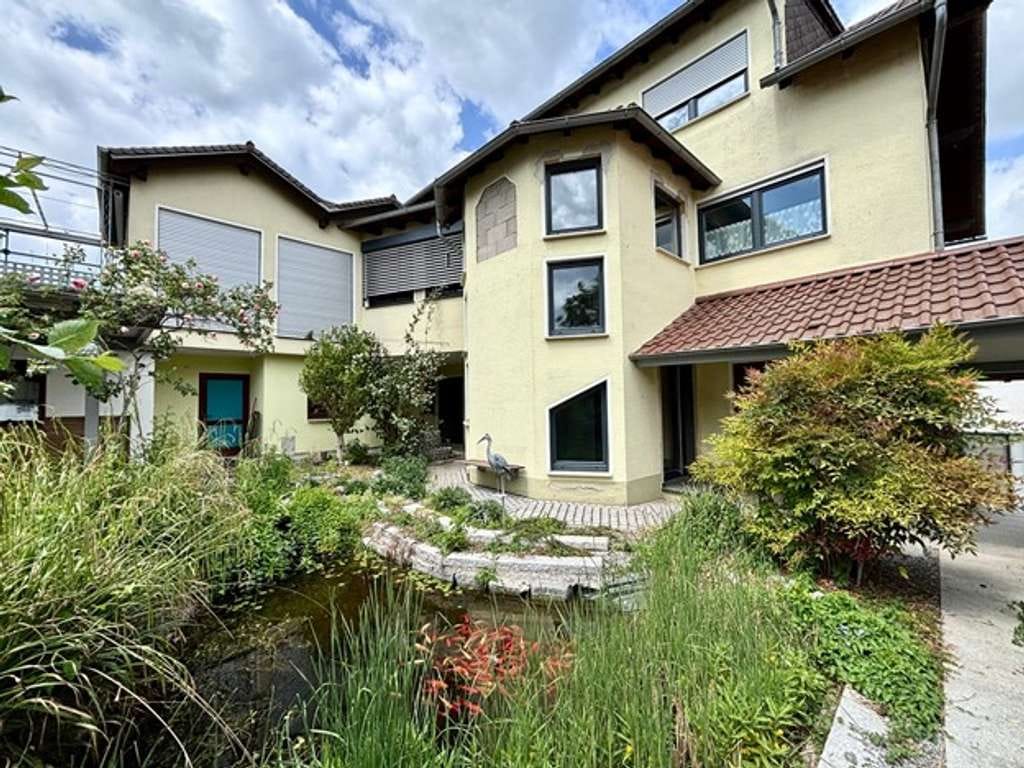 Immobilie in Mommenheim - Ca. 436 m² Wohnfläche: Zweifamilienhaus mit Garten, Teich & Einliegerwohnung - Bild 0