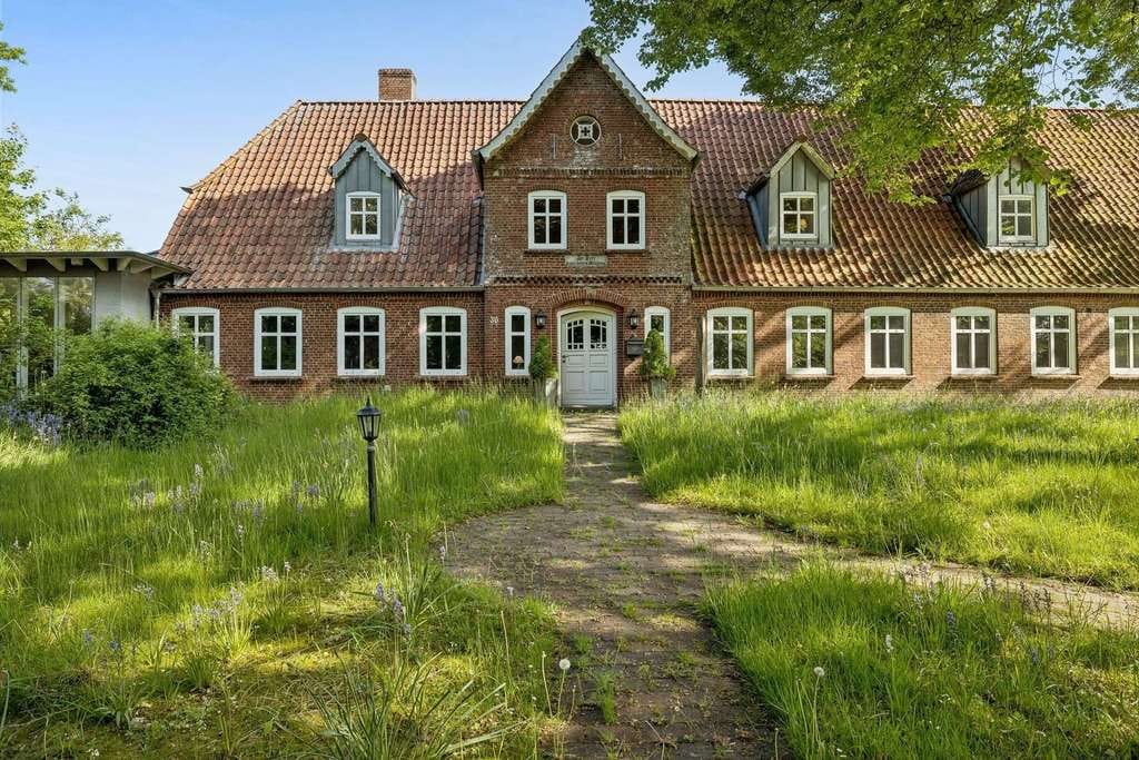 Immobilie in Stedesand - Liebevolles Loftflair unter dem Dach – Charmante kleine Wohnung mit Dachterrasse & Gartenanteil - Bild 1