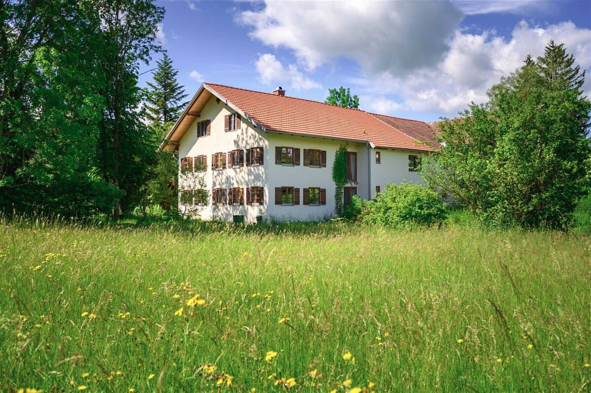 Immobilie in Seeg - Ihr Bauernhaustraum auf dem Land - Authentisch & idyllisch - Bild 2