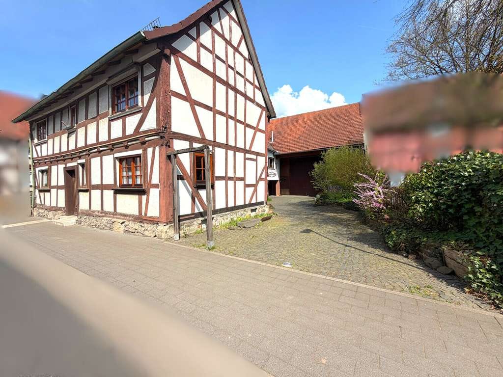 Immobilie in Gemünden (Felda) - Ökologisch saniertes Fachwerkhaus mit flexiblen Nutzungsmöglichkeiten – Ihr Ort zum Leben, Träumen u - Bild 1