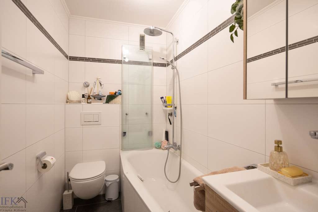 Immobilie in Weilheim in Oberbayern - Über den Dächern von Weilheim! Umfassend renovierte 3-Zimmer-Wohnung mit 2 Balkonen - Bild 4