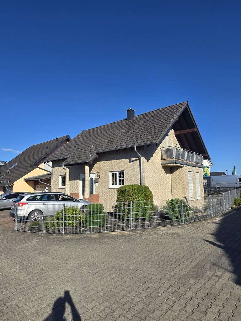Immobilie in Rheinböllen - Gepflegtes Einfamilienhaus mit möglicher Einliegerwohnung, Doppelgarage und großem Stellplatzangebot - Bild 0