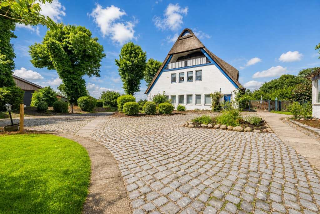 Immobilie in Seestermühe - Maisonette unter Reet: 140 m² Wohngefühl mit Süd-Balkon, Gartenhaus & idyllischer Lage - Bild 1