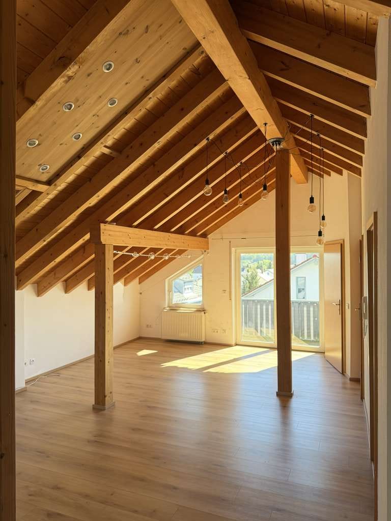 Immobilie in Bad Waldsee - Ruhig & sonnig: 3-Zi.-DG-Wohnung mit Balkon, Carport & kleiner Hausgemeinschaft - Bild 0