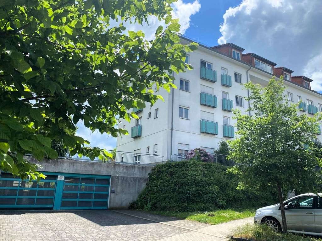 Immobilie in Schmölln - Vermietete DG-Wohnung mit Galerie TG & Aufzug - Bild 0