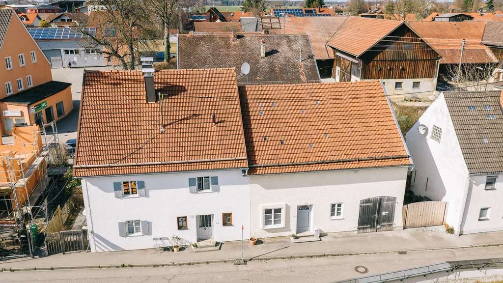 Immobilie in Waal - Klein, charmant & voller Möglichkeiten – teilrenoviertes Haus mit Ausbaumöglichkeit - Bild 0