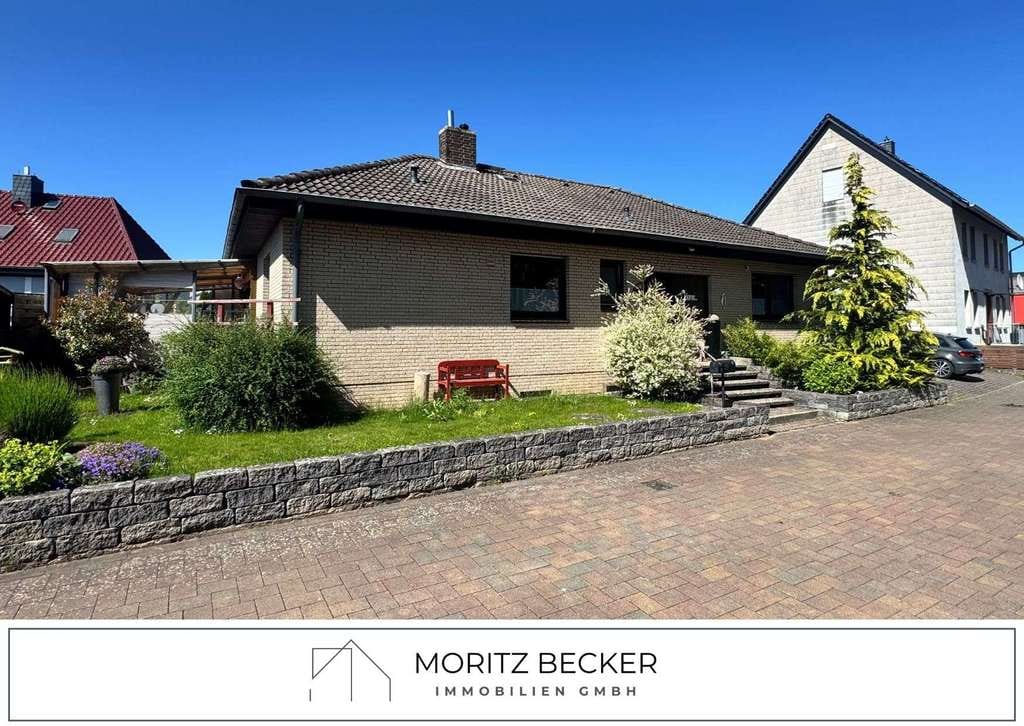 Immobilie in Elze - Wülfingen: Gepflegter Bungalow mit schönem Garten und 2 Garagen! - Bild 1