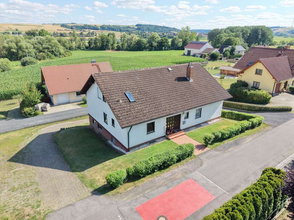 Immobilie in Itzgrund - Viel Raum für Ihre Wohnideen – Bungalowstil mit zusätzlichem Garten- oder Baugrundstück! - Bild 1