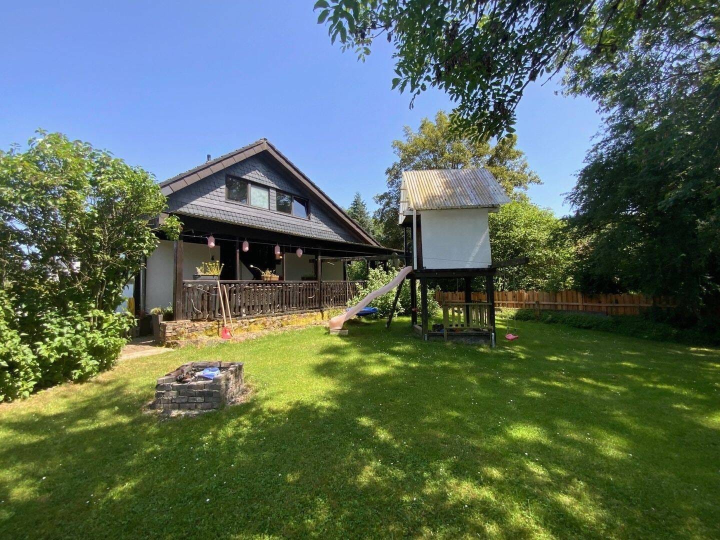 Immobilie in Bleialf - Gemütliches Einfamilienhaus mit Carport und schönem Garten - Bild 2