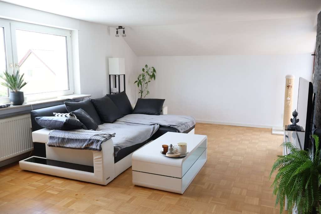 Immobilie in Rechberghausen - Lichtdurchflutete Dachgeschosswohnung mit Einzelgarage in ruhiger Sonnenberg-Lage – provisionsfrei - Bild 0