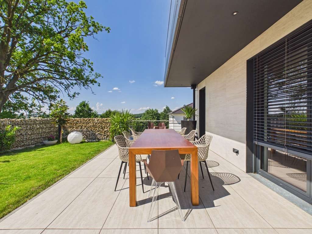 Immobilie in Altfraunhofen - Architektenvilla mit Pool, Wellness und Panorama – luxuriöses Wohnen mit besonderem Lebensgefühl - Bild 3