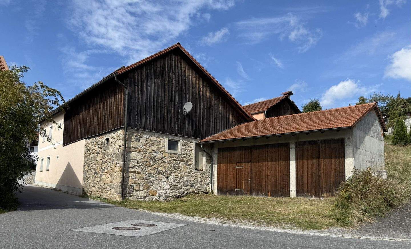 Immobilie in Röhrnbach - Sie brauchen keinen Garten? Sanierungsobjekt - Haus mit Halle/Garage/Stellfläche auf kleinem Grundstück - Röhrnbach - Bild 4