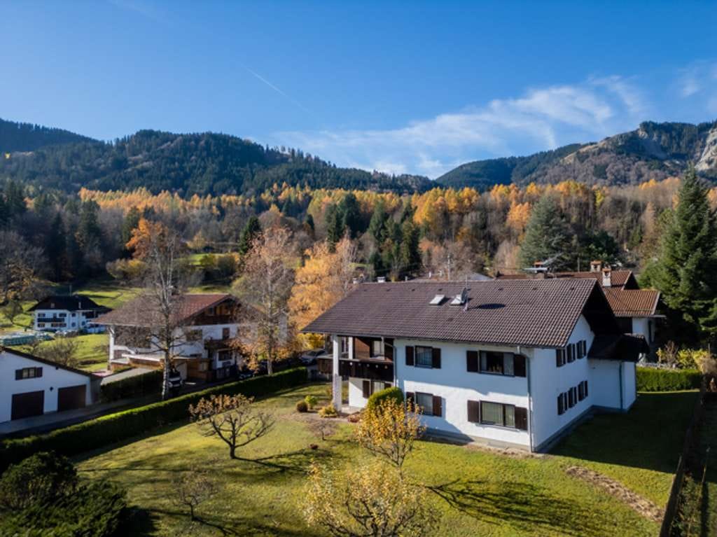 Immobilie in Schwaigen - Schwaigen/Grafenaschau: großes Anwesen mit Gestaltungspotential und weiterer Bebauungsmöglichkeit - Bild 1