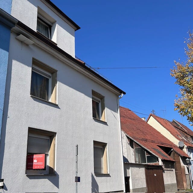 Immobilie in Bretten - Dreifamilienhaus mit Doppelgarage u. Scheune für Anpacker oder Investoren - Bild 2