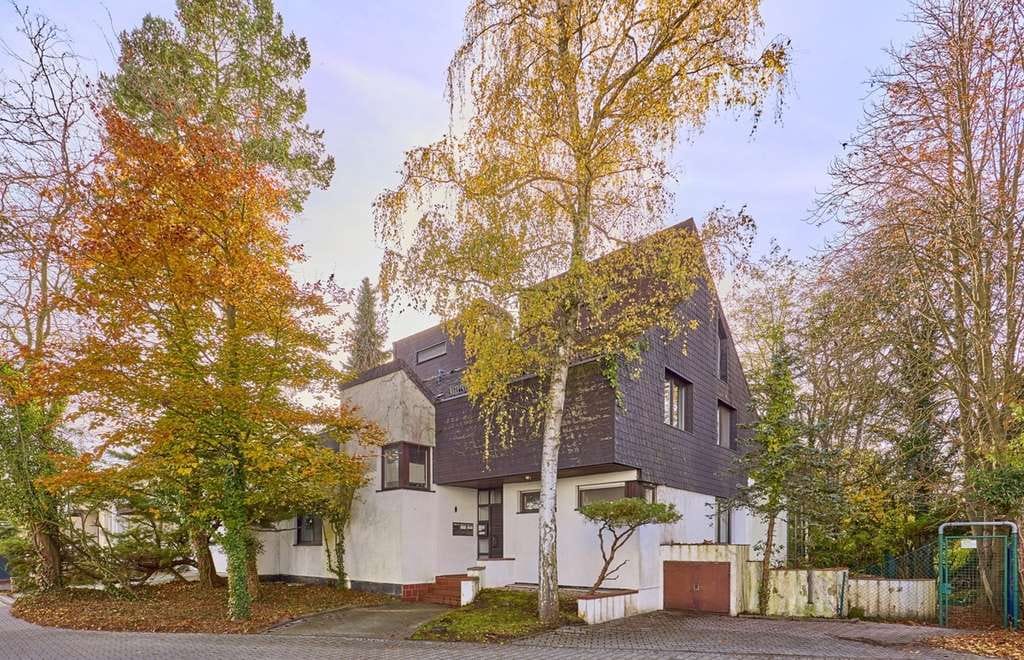 Immobilie in Darmstadt - Architektenhaus mit zwei Wohneinheiten, Sauna, großem Grundstück und Waldrandlage zur Modernisierung - Bild 0