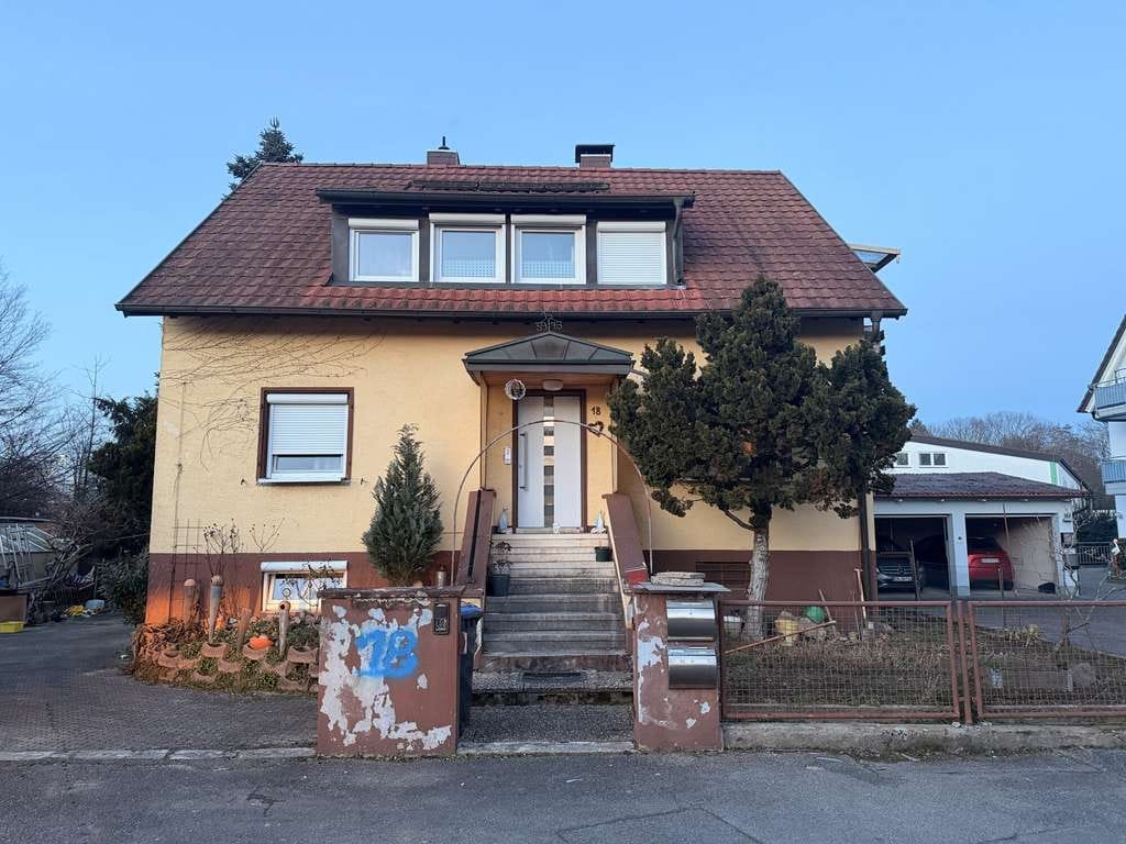 Immobilie in Teningen - MIT POTENZIAL ZUR TEILUNG UND NEUBAU! Freistehendes vermietetes EFH/MFH mit 3 Wohneinheiten, Garagen - Bild 0