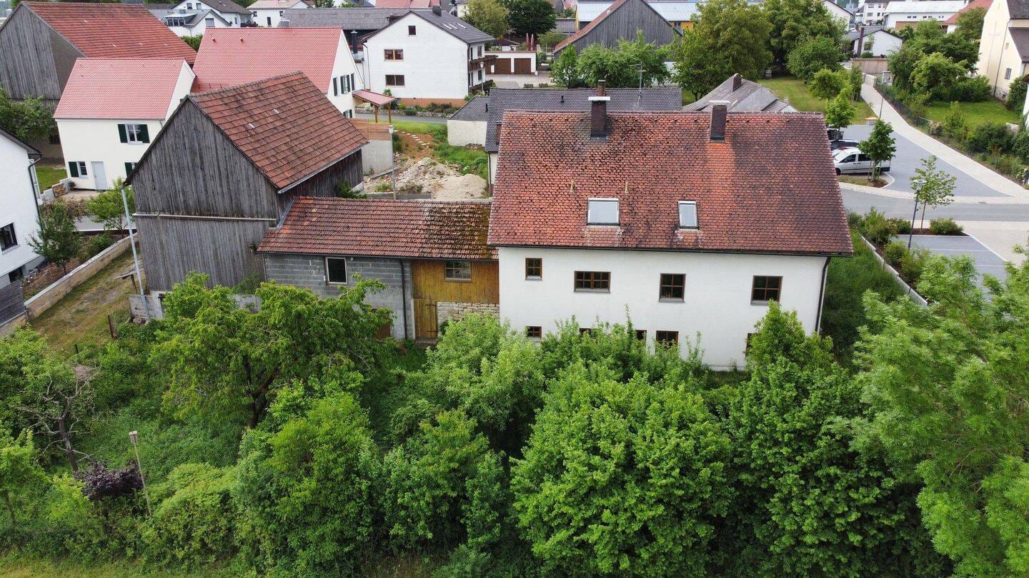 Immobilie in Seubersdorf in der Oberpfalz - Ländliches Wohnidyll, großzügiges Zweifamilienhaus mit herrlichem Grundstück - Bild 1