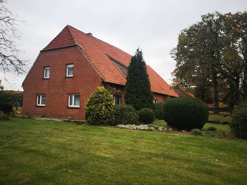 Immobilie in Uetze - IDYLLISCHER FAMILLIENTRAUM MIT POTENTIAL UND AUSBAUFLÄCHEN IN GRÜNER UND RUHIGER DORFLAGE GELEGEN - Bild 0