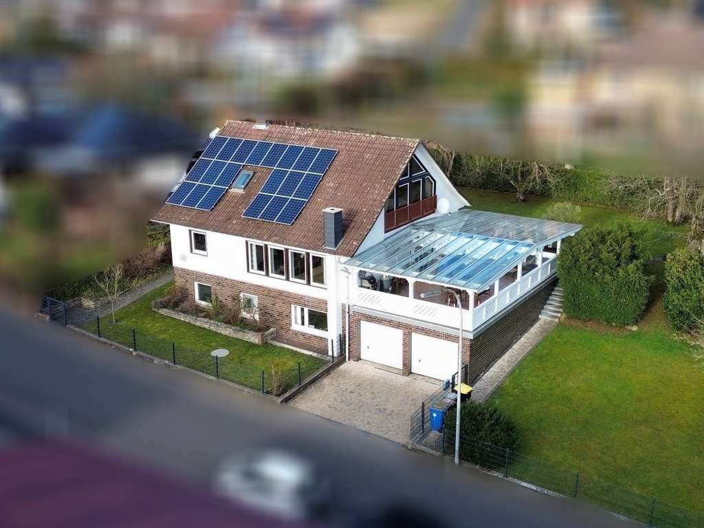 Immobilie in Brachttal - Stilvolles Zuhause - Einfamilienhaus mit Sonnenterasse, großem Garten & Sauna - Bild 1