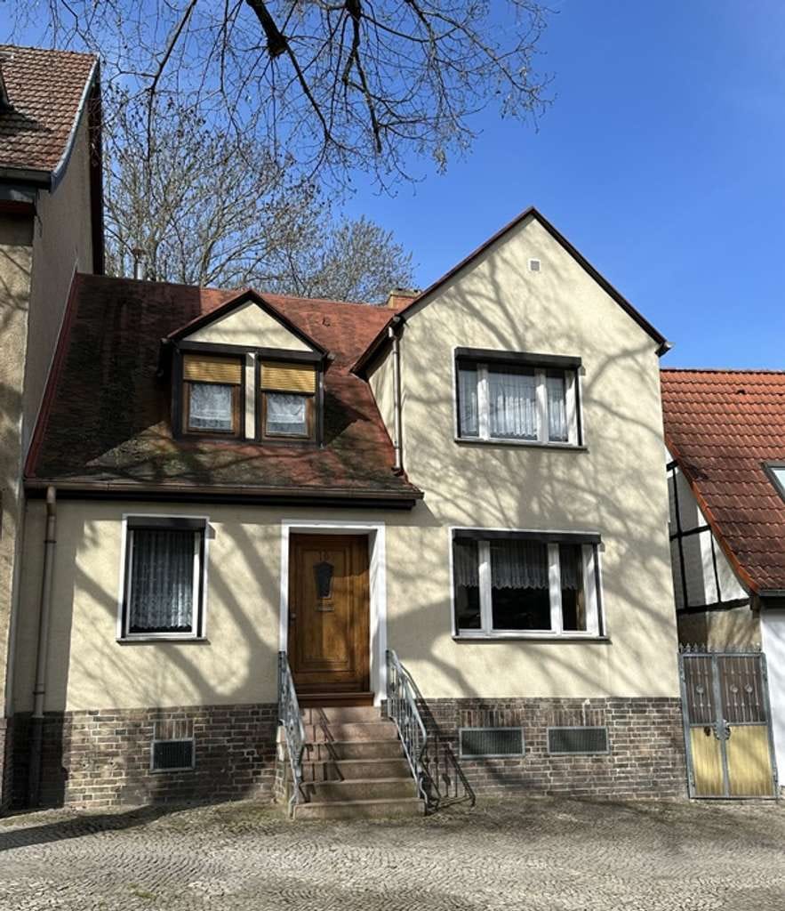 Immobilie in Bernburg - Gepflegtes Stadthaus mit Garage, Sauna & Garten in Bernburg (Talstadt) - Bild 0