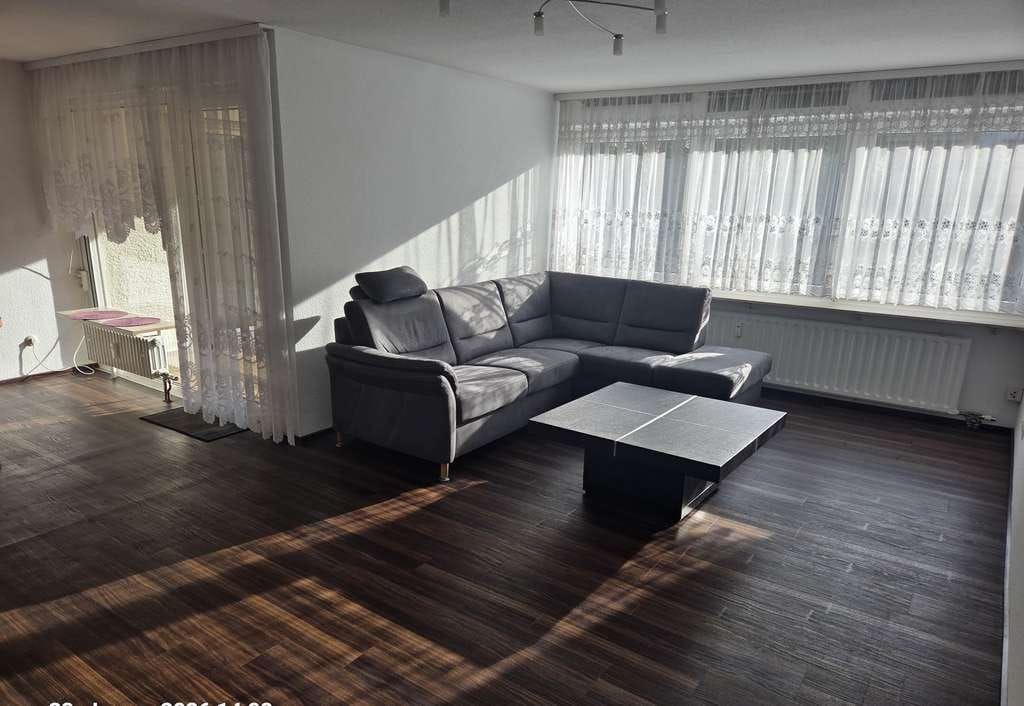 Immobilie in Freiberg am Neckar - Lichtdurchflutete 2,5-Zimmer-Wohnung mit Balkon, Garage und Gartennutzung - Bild 1