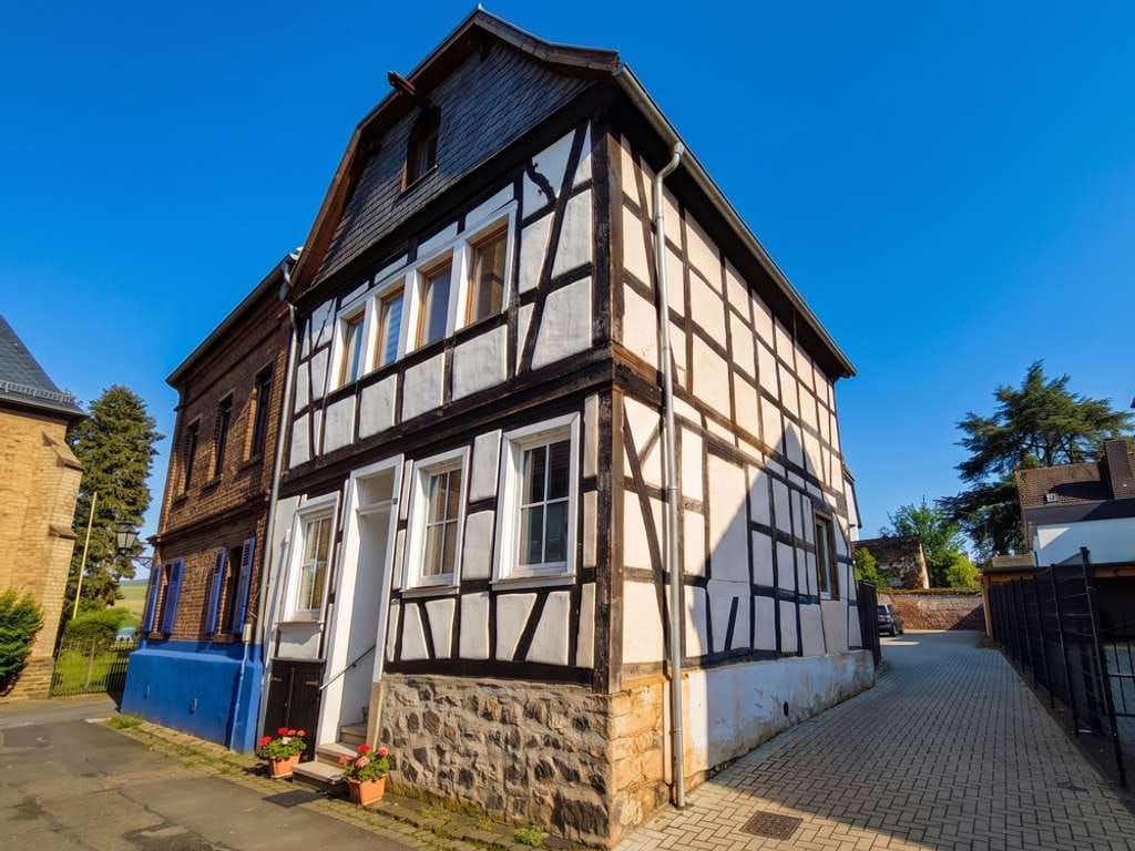 Immobilie in Remagen - Romantisches, saniertes Fachwerkhaus mit Terrasse & Rheinflair im Herzen von Remagen-Oberwinter - Bild 0