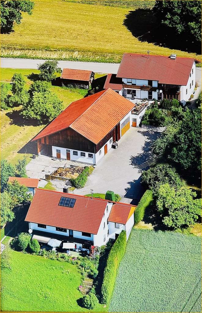 Immobilie in Kirchdorf - Berg - Idyllisches Anwesen: 2 ZFH, Garage & Lagerhalle, Hofstelle, Bauplatz, Grünland & Waldflächen - Bild 2