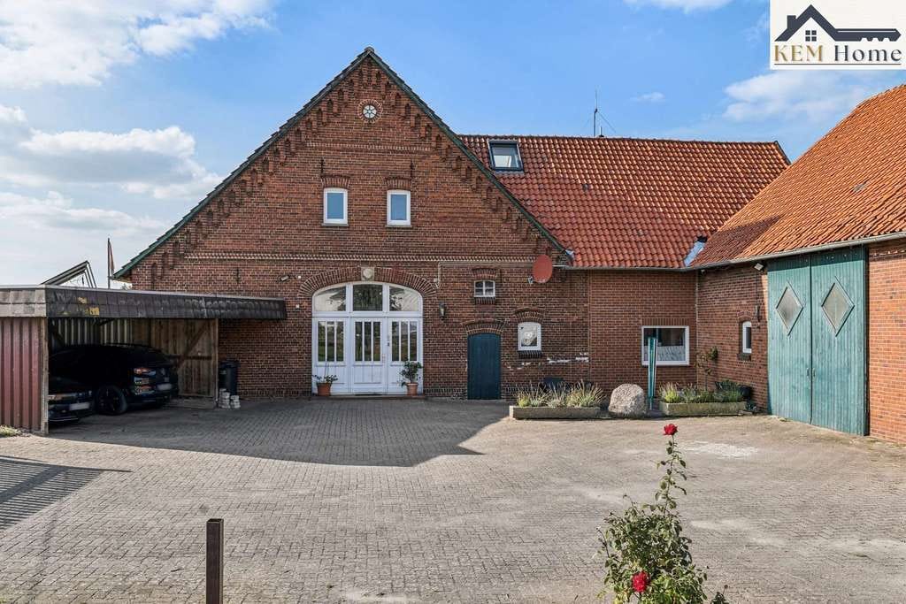 Immobilie in Rehburg-Loccum - Dieses charmante Einfamilienhaus aus dem Jahr 1915 vereint historischen Charakter mit modernem Komfort und bietet auf rund 350 m² Wohnfläche großzügigen Raum für Familie, Freizeit und individuelle... - Bild 2