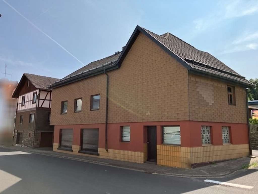 Immobilie in Freiensteinau - Ideal für Wohnen und Gewerbe - Wohnhaus mit ehemaligem Laden- und Werkstattgebäude in Freiensteinau - Bild 1