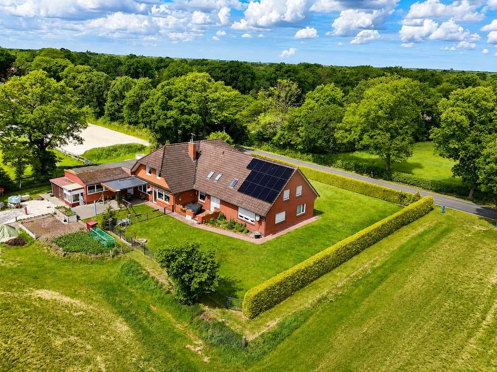 Immobilie in Großefehn - Großzügiges Wohnhaus mit Weideland und vielseitigen Nutzungsmöglichkeiten in Großefehn - Bild 1