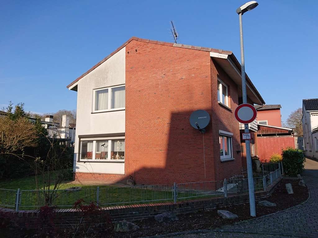 Immobilie in Kellinghusen - Einfamilienhaus mit großer Garage unweit des Nahversorgungszentrums in Kellinghusen - Bild 1