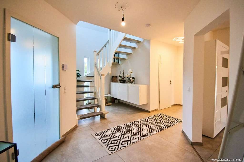 Immobilie in Bestwig - Einziehen und Wohlfühlen – Modernes Einfamilienhaus mit Kamin, Garten & Balkon - Bild 4