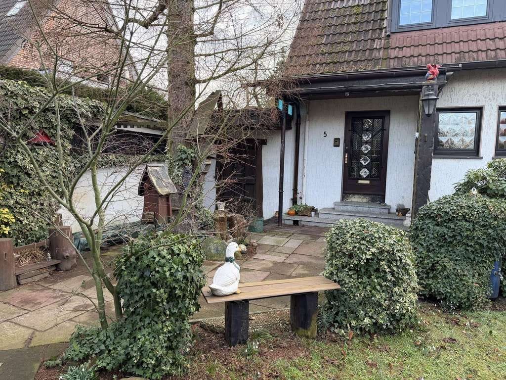 Immobilie in Schermbeck - Eigene Wohnideen verwirklichen in einem renovierungsbedürftigen Einfamilienhaus mit drei Garagen! - Bild 2
