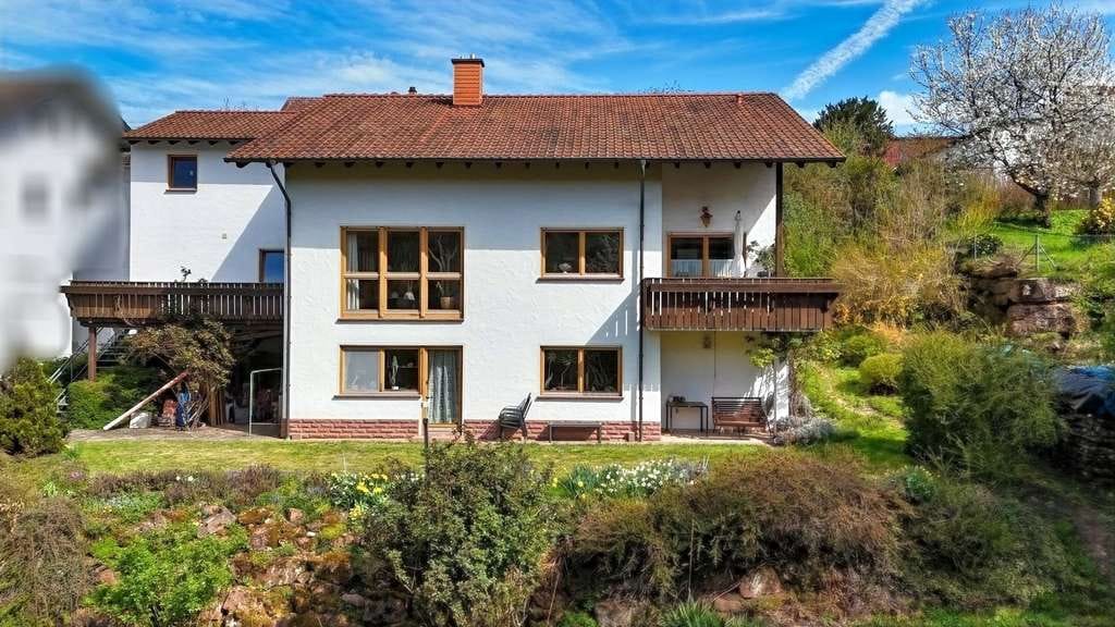 Immobilie in Brombachtal - Odenwald pur. Einfamilienhaus mit Doppelgarage in sonniger Südhanglage  - Bild 1