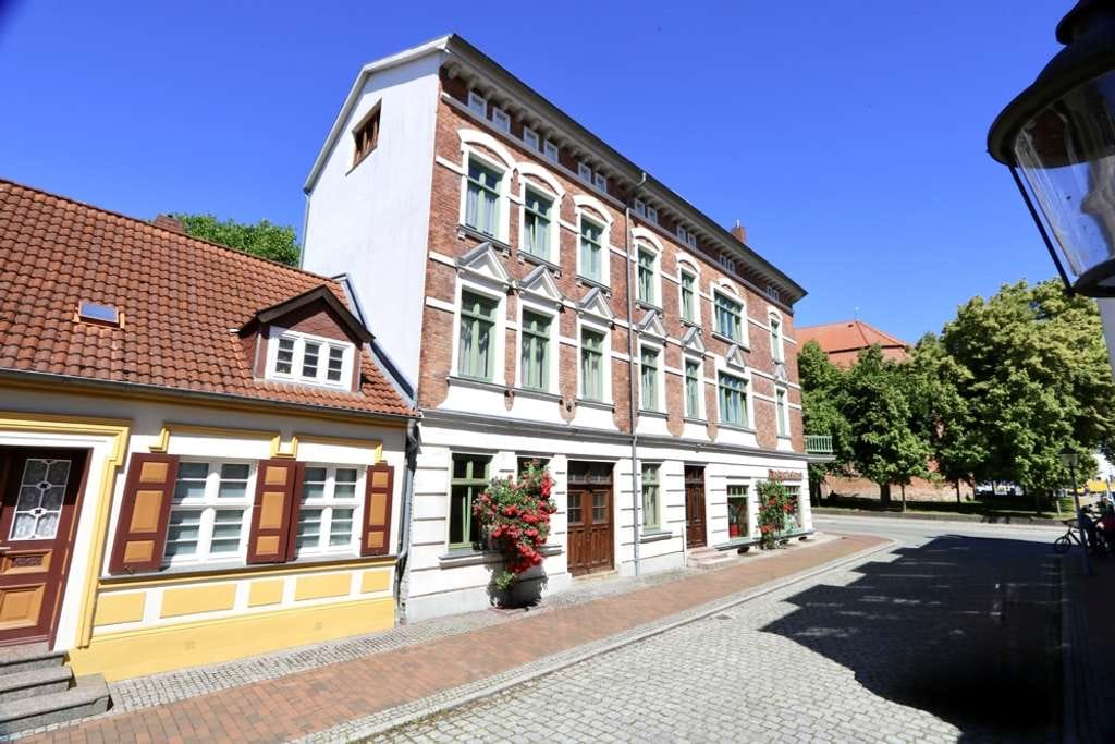 Immobilie in Ribnitz-Damgarten - Historisches Wohn- u. Geschäftshaus mit ca. 580m² Ntzfl. u. vielseitigen Nutzungsmöglichkeiten in Ri - Bild 2