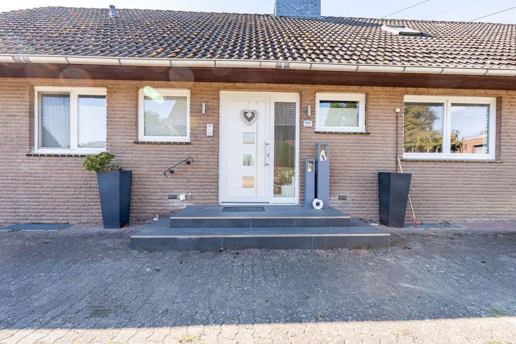 Immobilie in Krüzen - Ein- bis Zweifamilienhaus mit überdachter Terrasse, Loggia und großem Grundstück in ruhiger Wohnlage - Bild 3