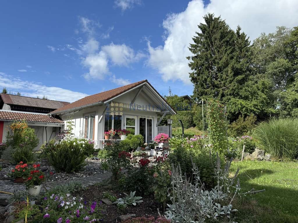 Immobilie in Wolfegg - Sehr gepflegtes Bauernhaus mit wunderschönem Garten und Gartenhaus in Wolfegg, Landkreis Ravensburg - Bild 3