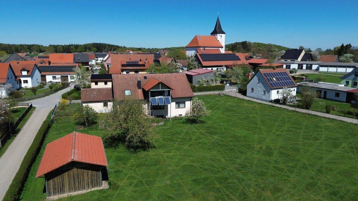 Immobilie in Lauterhofen - Ein Stück Dorfidylle: Zweifamilienhaus mit großem Garten!       Trautmannshofen - Bild 1
