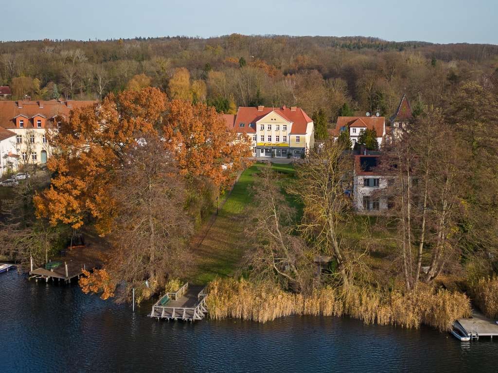Immobilie in Buckow - Vollvermietetes Wohn- und Geschäftshaus auf großem Grundstück mit Stellplätze & unbebautem Seeblick - Bild 0