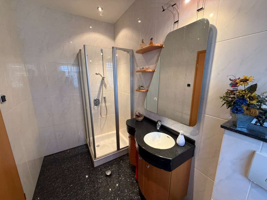 Immobilie in Gandesbergen - Barrierearmer Bungalow in Gandesbergen in Waldrandlage – Wohnen auf einer Ebene mit Stil und Komfort - Bild 2