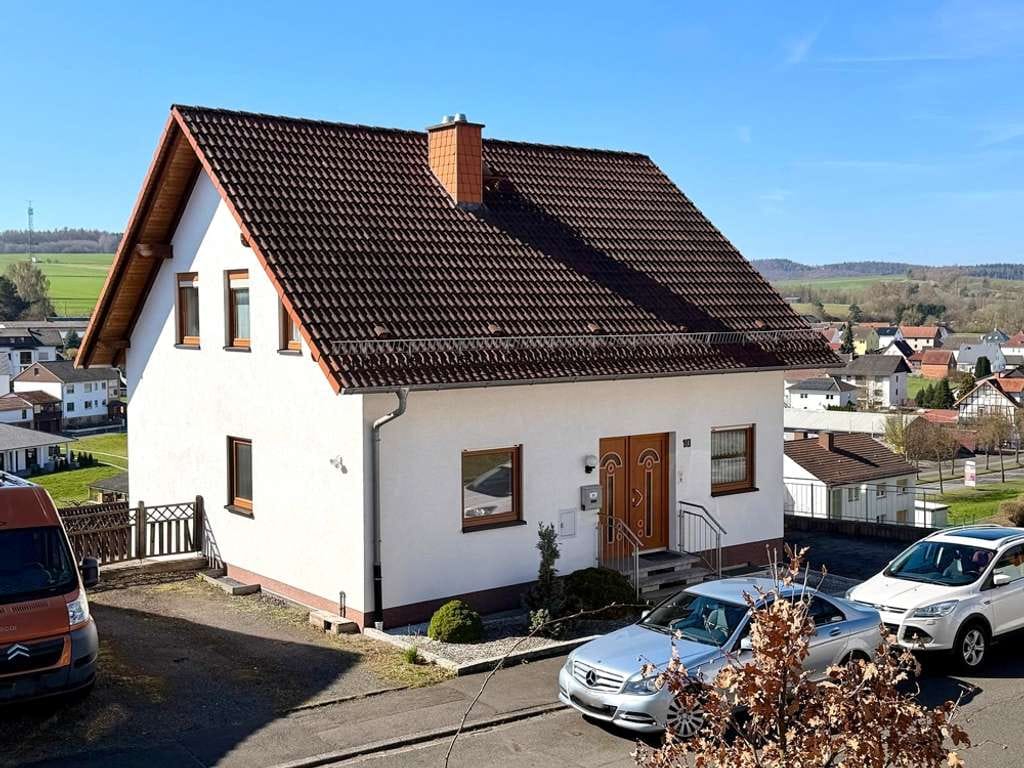 Immobilie in Ronshausen - Ein- Zwei- oder Dreifamilienhaus in Ronshausen - mit Ausblick in guter Lage !!! - Bild 0