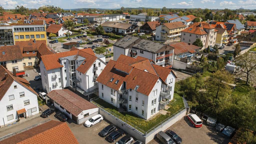 Immobilie in Gaildorf - Wohnen mit Flair: Dachgeschoss-Maisonette mit Holztreppe, Balkon und Ausblick über Gaildorf - Bild 1