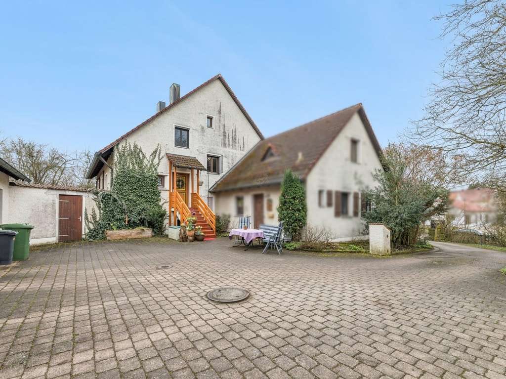 Immobilie in Westheim - Großzügiges Einfamilienhaus mit Einliegerwohnung und großem Grundstück in Westheim - Bild 0
