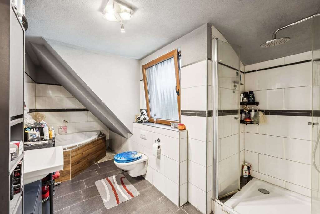 Immobilie in Baiersbronn - Modernisiertes 3‑Familienhaus mit Gestaltungsmöglichkeiten in Schönmünzach - Bild 1