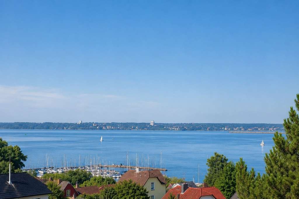 Immobilie in Heikendorf - Charmante Wohnung mit traumhaftem Ostseeblick, Balkon und Sauna - Bild 0