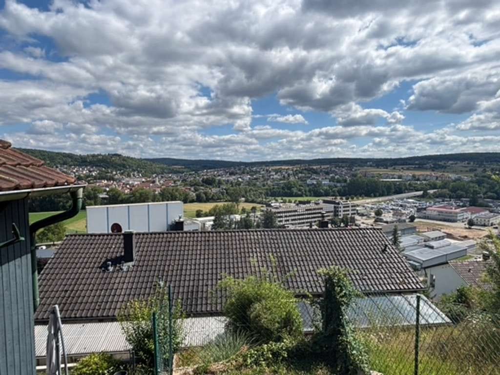 Immobilie in Niefern-Öschelbronn - Ruhige Hanglage mit Ausblick – Doppelhaushälfte mit Balkon, Terrasse & Garten - Bild 0