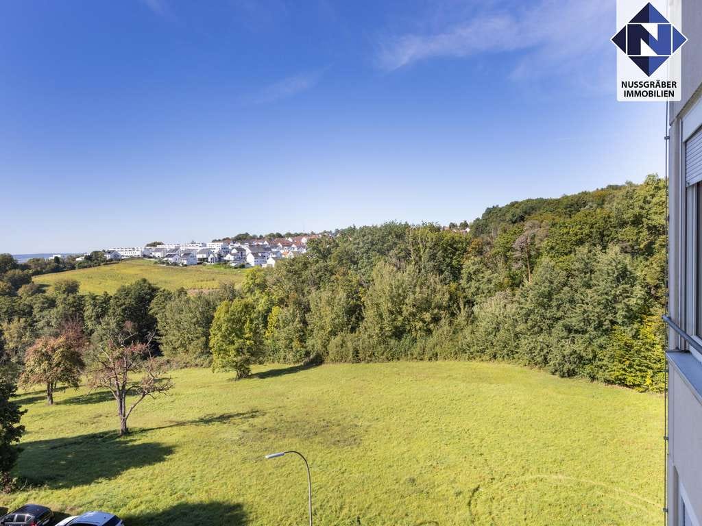Immobilie in Reichenbach an der Fils - Naturnah mit herrlichem Blick: gepflegte 4,5-Zimmer-Wohnung mit Aufzug und Balkon - Bild 4