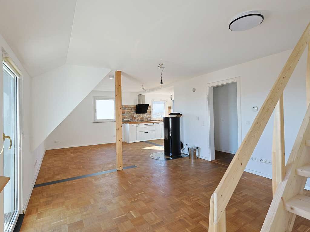 Immobilie in Schlaitdorf - Moderne, helle Dachgeschoss-Wohnung mit Süd-Balkon und fantastischem Fernblick - Bild 1