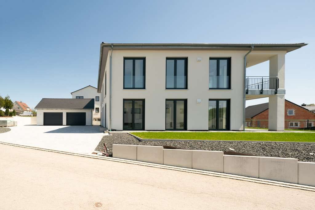 Immobilie in Monheim - Ankommen, durchatmen, genießen: Neues Einfamilienhaus mit Einliegerwohnung, Garten und Doppelgarage - Bild 1