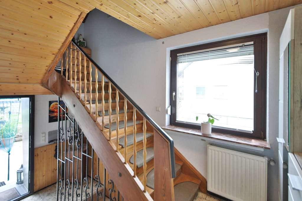 Immobilie in Massenbachhausen - Zweifamilienhaus mit schönem Garten & Perspektive – ideal für Kapitalanleger und spätere Eigennutzer - Bild 2
